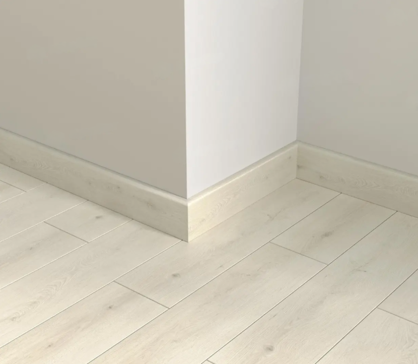 Плинтус Alpine Floor Parquet Light Гиперион SK 11-25 2200×80×12,5 фото в интерьере
